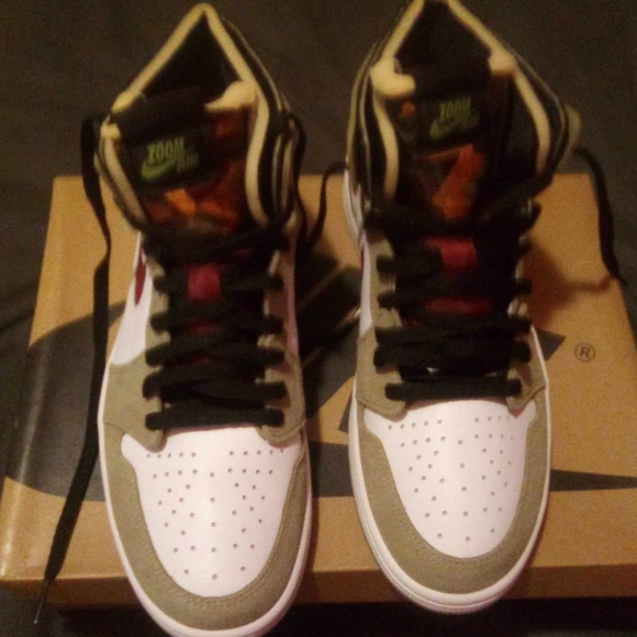 Men's Retro 1 Jordan Tan/White/Burgundy Size 10 - Picture 6 of 11